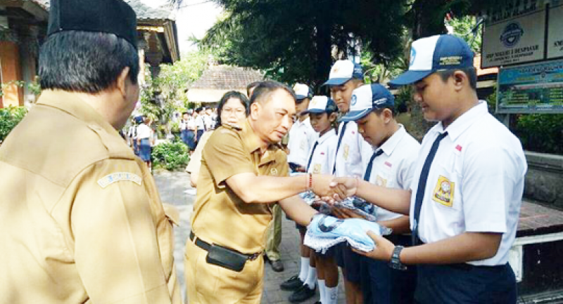 46 Siswa Pengungsi Difasilitasi Seragam  Sekolah  Bali  Tribune